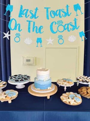 71JzT7hM0L._AC_SX679_.jpg A table with cookies and cake on it